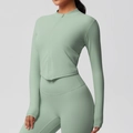 Vista dettagliata del set da yoga verde menta con giacca a zip e leggings elasticizzati - S / Verde Basilico