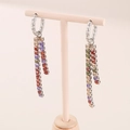 Zilveren hangers met gekleurde strass-franjes op een lichtroze displaystandaard - Zilver Meerkleurige Zirkonia Kwastje (KE108829-KFC)