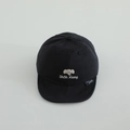Détail d'une casquette en coton noir pour bébé avec broderie éléphant et tissu respirant - 50cm 1-3 Ans / Noir