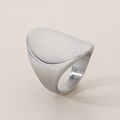 Detalle de anillo ancho de acero de titanio plateado con textura de metal cepillado - US 7 / Acero Cepillado (KR108592-K)