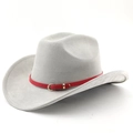 Detail eines grauen Filzhuts mit rotem Lederband und goldener Schnalle im Cowboy-Stil - M (56-58cm) / Hellgrau