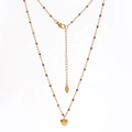 Détail du collier en acier inoxydable doré avec perles mauves et pendentif cœur - Perle Violette