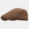 Detalle de la tela de sarga de algodón marrón oscuro y costuras de una gorra retro - café