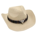 Detalle de sombrero de paja vaquero con cinta étnica y adorno plateado de cabeza de toro - Beige