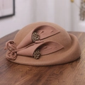 Elegante cappello cloche in feltro di lana color cammello con fiori 3D e perline bronzee - M (56-58cm) / Cammello