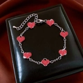 Dettaglio del bracciale in argento con ciondoli a cuore rossi su sfondo in pelle nera - Argento-Cuore Rosso