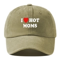 Detalle del bordado I Heart Hot Moms en gorra de béisbol de algodón lavado caqui - Ajustable / Caqui