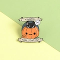 Dettaglio di spilla smaltata con gatto e zucca con testo Happy Halloween - Zucca Gatto Nero (XZ2343)