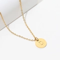 18k vergoldete Edelstahl-Perlenkette mit einem kreisförmigen Anhänger mit Buchstabe D - Gold D