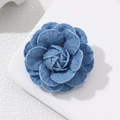 Makro-Detail der handgefertigten blauen Denim-Kamelienblüte mit feiner Stoffstruktur - 5,5 cm / Blau