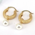 Elegantes pendientes de aro dorados texturizados con perlas blancas colgantes - Estilo 1/Aro Texturizado con Colgante de Perla
