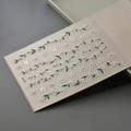 Détail de stickers 5D pour ongles avec motifs floraux blanc et vert et la référence Co-279 - Style de Vigne Florale en Feuille d'Argent (CO-279烫银)