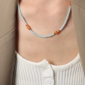 Collar artesanal con piedras azul claro, cuentas naranjas y separadores bañados en oro - Collar de Piedra Natural