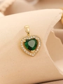 Dettaglio del ciondolo a cuore dorato con smeraldo incastonato e alone di zirconi - Oro Verde Smeraldo