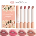 Set di rossetti opachi vellutati in quattro tonalità con campioni di colore sulle labbra - Stile D Magnolia Nude