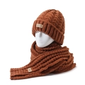 Set berretto e sciarpa in maglia rosso ruggine con toppa in pelle su manichino bianco - Berretto Marrone + Sciarpa
