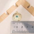 Goldener Evil Eye Anhänger mit blauen Zirkonia Steinen und Maßstab zur Größenbestimmung - Gold Rund Gehämmert (E001G)