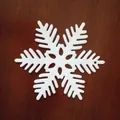 Ornamento a fiocco di neve bianco 10cm in plastica con design cavo su legno scuro - Sei Petali / Bianco