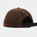 Detalle de la correa ajustable y bordado en el gorro docker de secado rápido - café