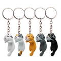 Reihe von fünf bunten 3D-Kunststoff-Katzen-Schlüsselanhängern vor weißem Hintergrund - Einzelpreis / 5 Modelle Liegende Katzen