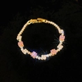 Makro-Detail des vergoldeten Schmetterlingsarmbands mit rosa Edelstein und Zirkonia - Rosa Quadratischer Zirkonia-Stil / Gold