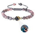 Detail eines Foto-Projektionsarmbands mit Tigerauge-Steinen und geflochtener Kordel - Rosa Zebra Stein Armband