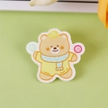 Spilla a forma di orso in acrilico giallo crema con lecca-lecca per zaini e borse - Orso con lecca-lecca