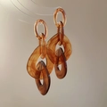 Braune Harz-Kettenohrringe mit Silbernadel-Steckern im minimalistischen Stil - Bernsteinbraun / Stahlnadel - Kaffee