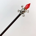 Detailopname van een gothic schedel haarspeld met rode kristal en zwarte staaf - Rood Kristal + Schedel