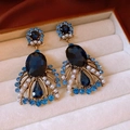 Detail von Vintage-Ohrring mit blauen Kristallen und Perlen in einer Schmuckschatulle - Tiefblauer Saphir Vintage Palace Stil (20#)