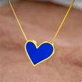 Detailansicht eines blauen Herzanhängers an einer goldenen Edelstahl-Schlangenkette - K302 Blaue Muschelherz-halskette