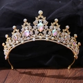 Dettaglio ravvicinato di corona barocca dorata con strass AB brillanti su seta nera - Oro KC Strass AB