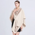 Elegante capa de punto crema con cuello de piel sintética y lazos decorativos de pompones - Beige
