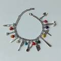 Silbernes Bettelarmband mit verschiedenen Werkzeuganhängern und bunten Totenköpfen - Legierung / Farbiger Schädel & Werkzeuge Stil