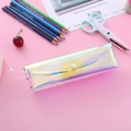 Detail eines laser-irisierenden transparenten Federmäppchens mit Druckknopf und Griff - Holographischer Stil