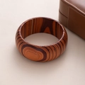 Vista macro che mostra la grana naturale e la trama di questo bracciale in legno retrò - L411-1 Caffè Medio
