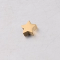 Primer plano de una cuenta de acero inoxidable dorada con forma de estrella para joyería - Oro de 18K