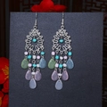 Dettaglio di orecchini bohémien con nappe di perline colorate e strass luccicanti - Blu Verde (E6237-1)