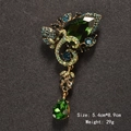 Vintage green crystal vine brooch with gold-tone alloy setting for luxury suits - Vine Scroll Gemstone Style (XD9048)