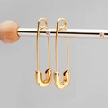 Dettaglio degli orecchini a spilla da balia dorati con design minimalista moderno - Acciaio al Titanio Placcato Oro 18K / Spilla da balia