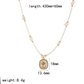 Dettaglio della collana con ciondolo a rosa dorata e perle bianche su uno sfondo semplice - Stile Rosa(TN3539)