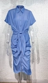 Robe chemise en jean bleu foncé à manches courtes avec ceinture nouée et boutons à l'avant - L / Bleu clair