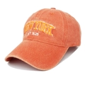Detailaufnahme einer orangefarbenen Baumwoll-Baseballkappe mit New York-Stickerei - Verstellbar / Orange