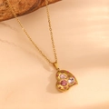 Macro-detail van 18K vergulde hartvormige hanger met roze kristallen en edelstenen - Goud Hart Roze Zirkonia (K310)