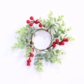 Gedetailleerd bovenaanzicht van een kerstkaarsring met rode bessen en sneeuwblaadjes - 8cm Rode Bessen Eucalyptus Ring