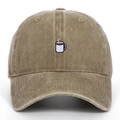 Dettaglio di un cappello da baseball in cotone marrone con ricamo di tazza da caffè - Cachi