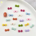 Makroaufnahme von bunten 3D-Schleifen aus Harz für Nagelkunst in verschiedenen Farben - Zufällige Mischfarben