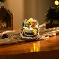 Dettaglio casa di Natale in resina con luci a LED e trenino giocattolo rotante - Pupazzo di Neve