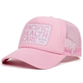 Dettaglio del cappellino trucker rosa chiaro con rete traspirante e ricamo Pacific Health Care - Rosa