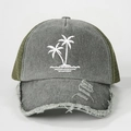 Détails de la broderie de cocotier et de la visière usée sur une casquette trucker - Vert Militaire